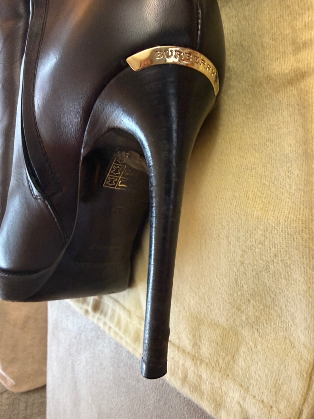 Burberry Black Leather Knee-High Stiletto Boots with Signature Check Texture - Picture 5 of 16